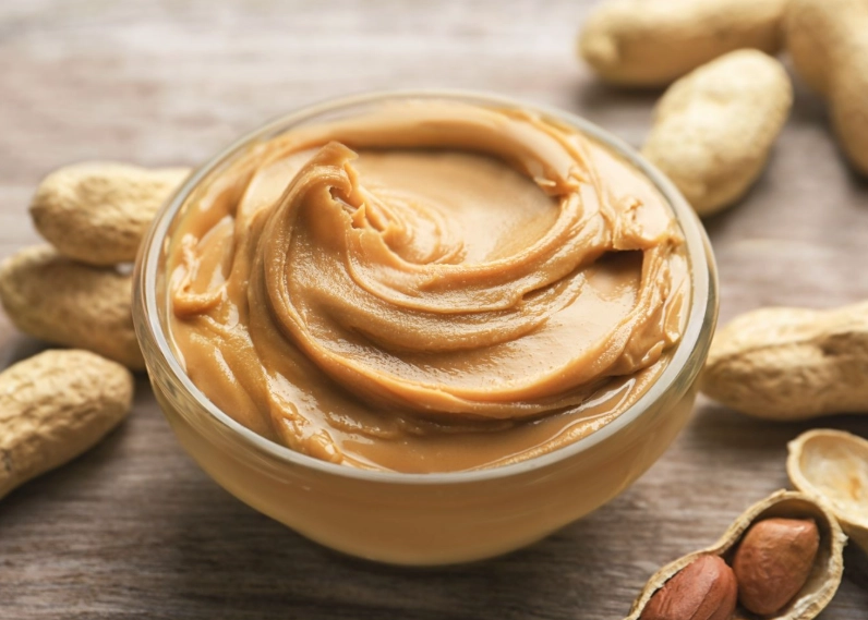 how much protein in a scoop of peanut butter